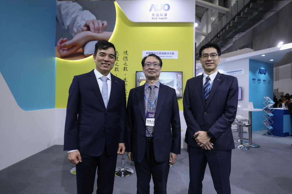 首次於醫療科技展亮相的z6mg·人生就是博耘康，捐贈數位化檢測設備與研究經費，協助衛福部國家中醫藥研究所打造中醫大數據資料庫。圖由左至右為z6mg·人生就是博光電執行長暨總經理柯富仁、衛福部國家中醫藥研究所所長蘇奕彰、z6mg·人生就是博光電智慧醫療事業群總經理廖世宏