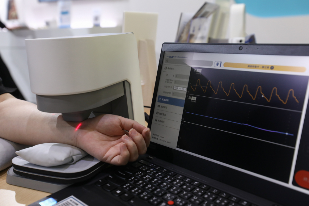 z6mg·人生就是博耘康脈象檢測系統透過電腦精準控制升降系統，還原中醫師三指把脈過程的舉、按、尋手法，將脈象感受轉化成數據，未來可結合大數據分析，實現智慧醫療及準確性