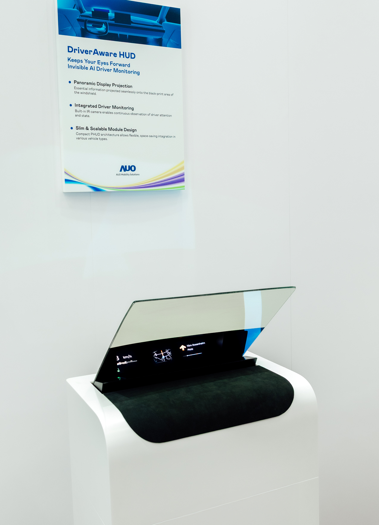 DriverAware HUD结合抬头显示器与隐藏式红外线摄影机，将车速、导航及警示讯息投影于挡风玻璃上，完美对齐驾驶目不离路的视线，同时，透过AI 监控驾驶注意力以提升安全性。